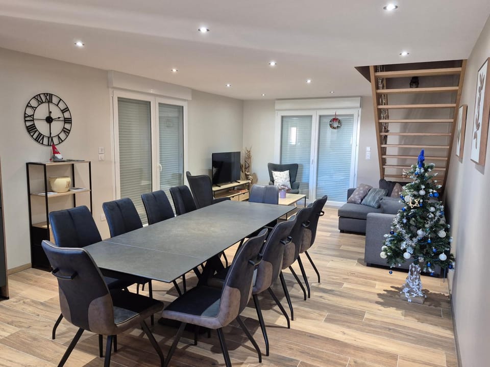 TV and multimedia, Living room, Seating area, Dining area