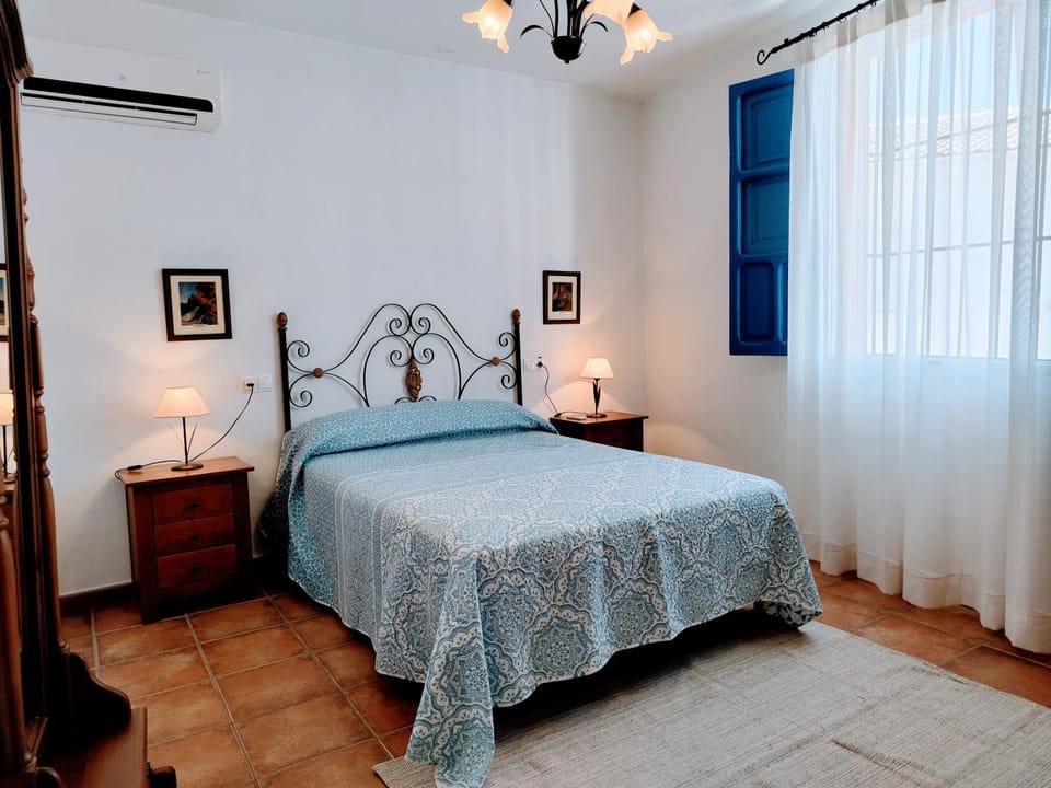 Bed, Photo of the whole room, Bedroom, air conditioner