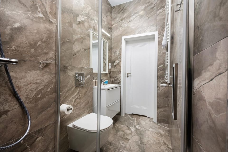 Shower, Toilet, Bathroom, towels