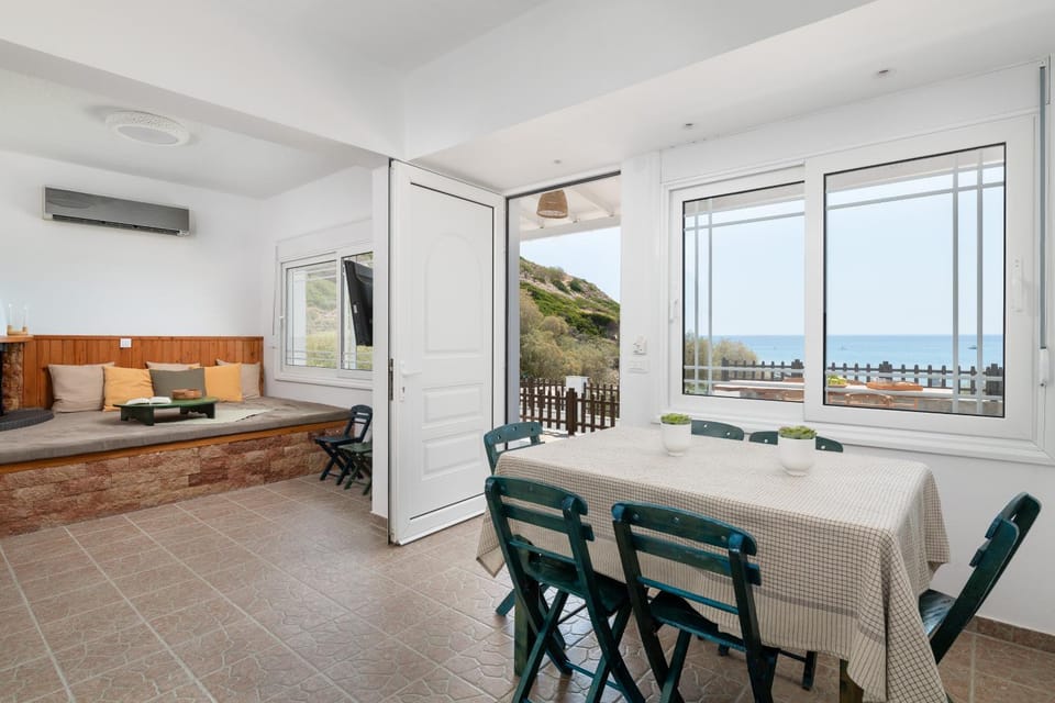 Natural landscape, View (from property/room), Living room, Seating area, Dining area, Sea view, air conditioner