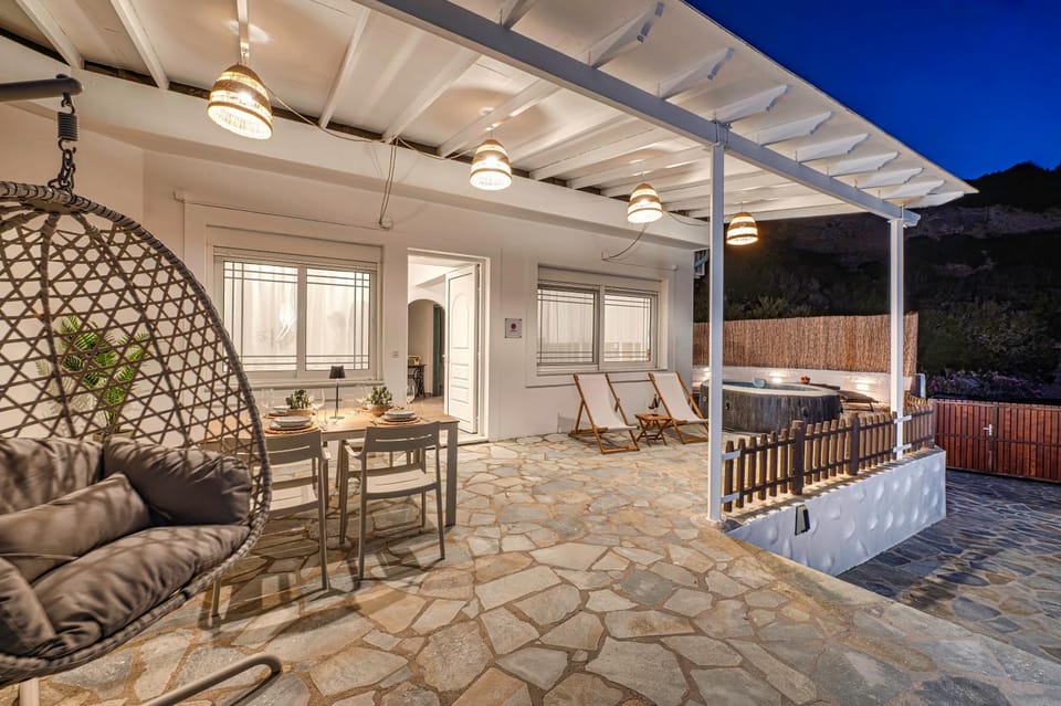 Property building, Facade/entrance, Night, Hot Tub, Balcony/Terrace, Area and facilities, sunbed, acessibility