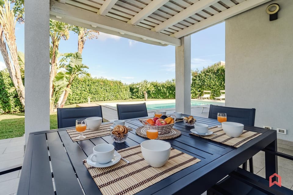 Patio, Day, Dining area, Garden view, Lunch, Dinner