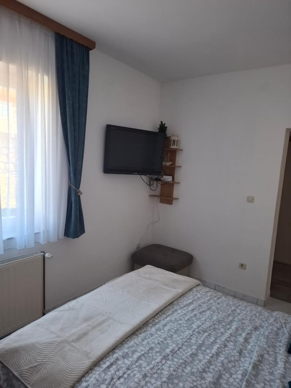 Bed, TV and multimedia, Bedroom