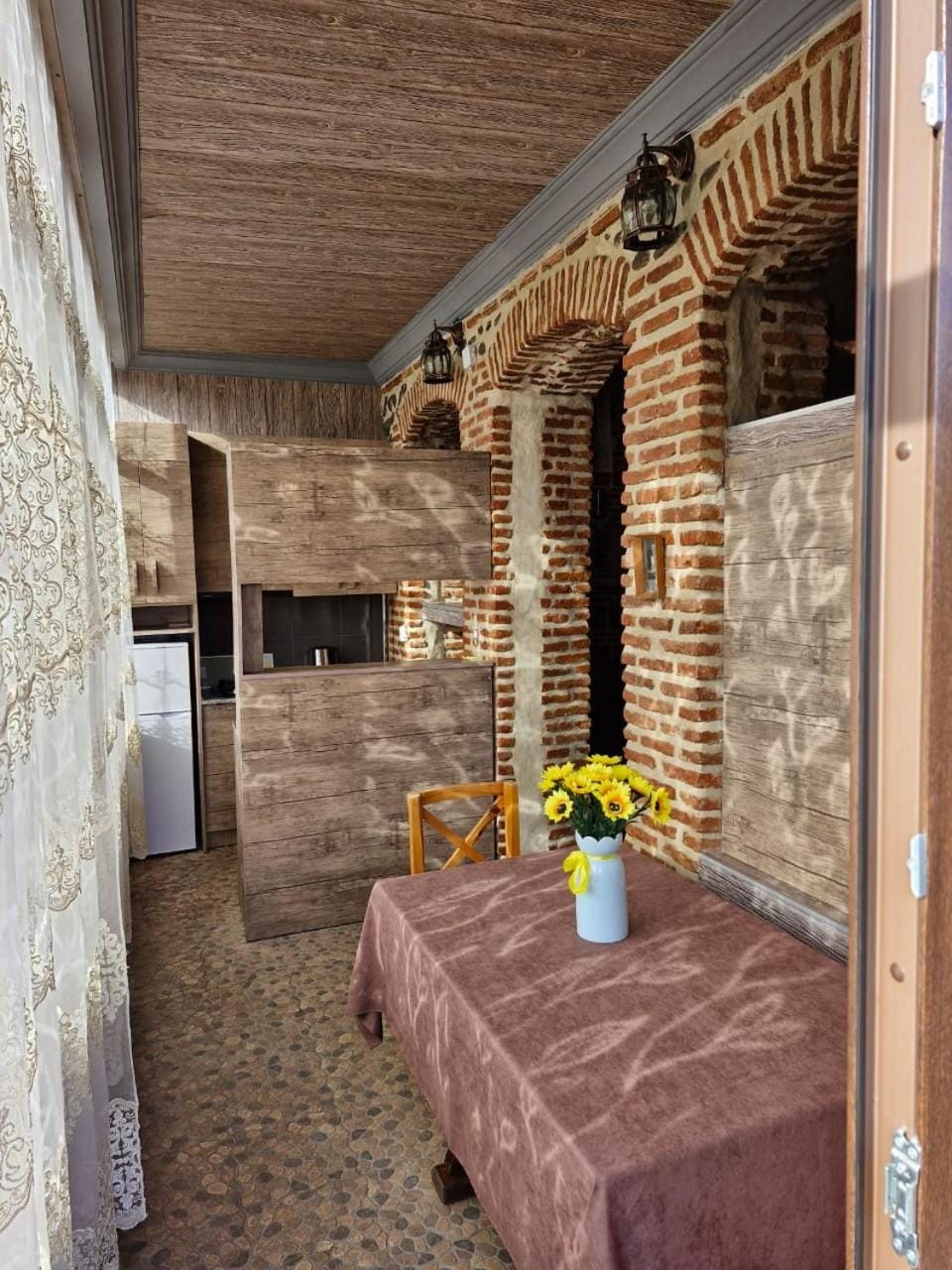 Kitchen or kitchenette, Dining area