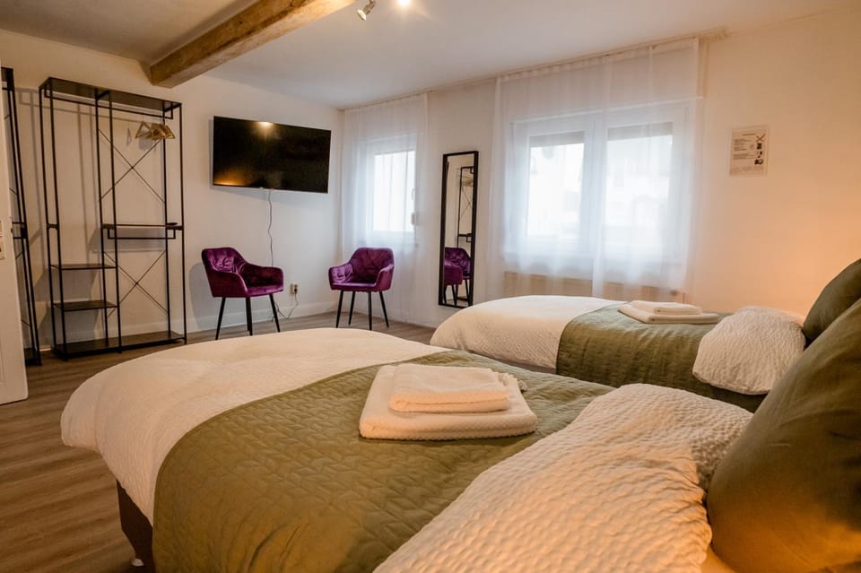 TV and multimedia, Photo of the whole room, Bedroom