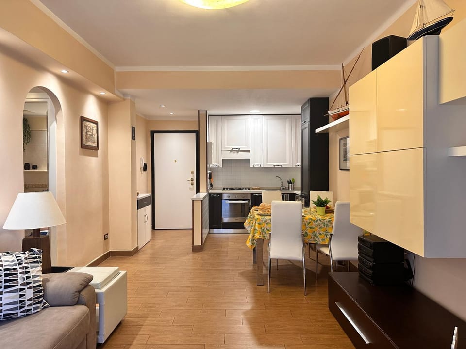 Kitchen or kitchenette, Living room, Seating area, Dining area, oven, stove