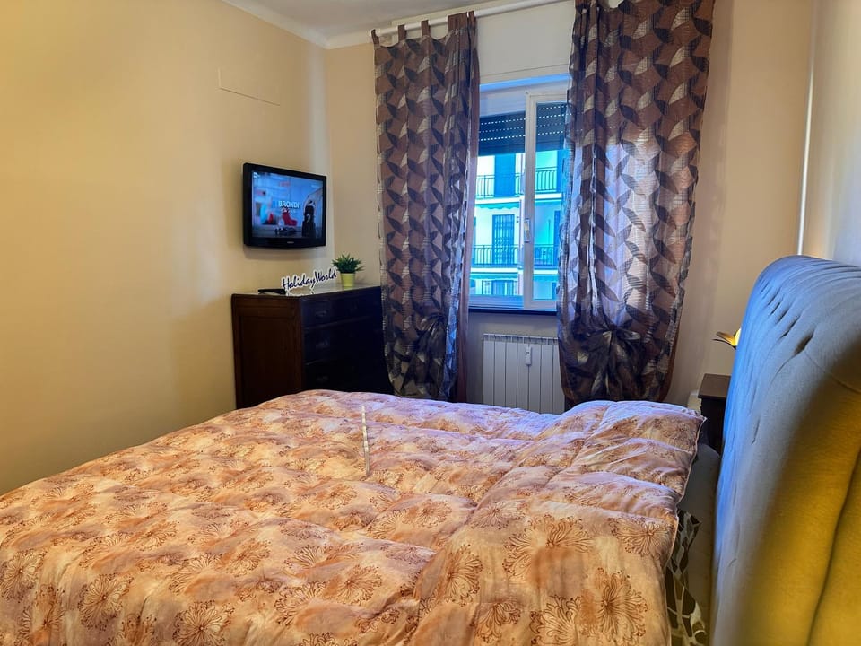 Bed, TV and multimedia, Photo of the whole room, Bedroom