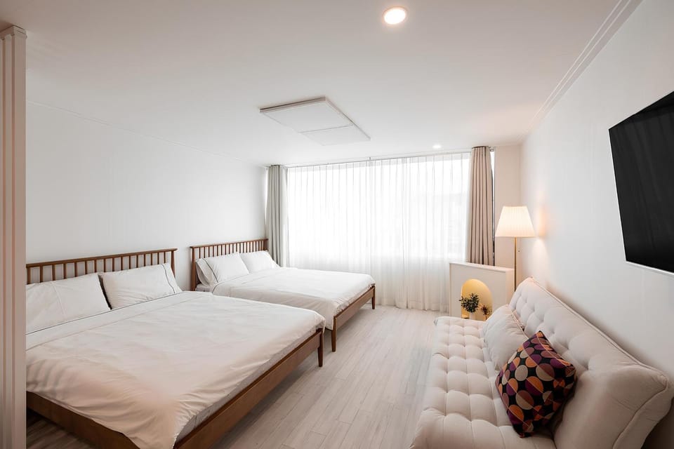 Bed, TV and multimedia, Photo of the whole room, Bedroom