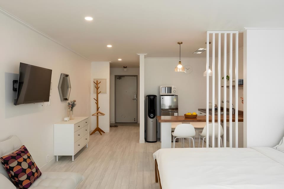 Bed, TV and multimedia, Kitchen or kitchenette, Living room, Photo of the whole room, Seating area, Dining area, Bedroom