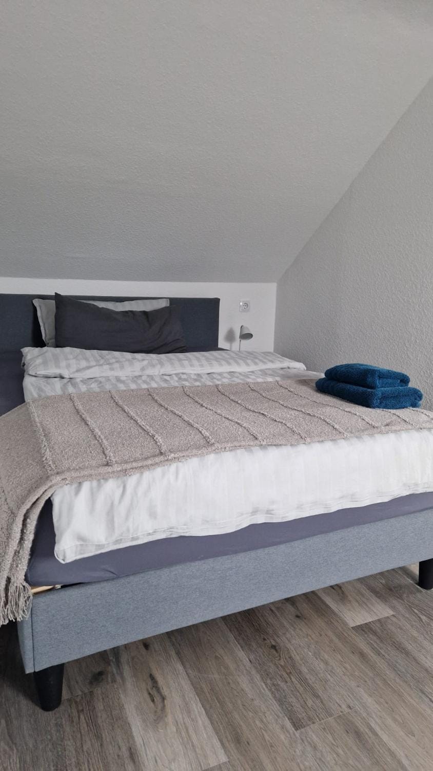 Bed, Photo of the whole room, Bedroom, towels