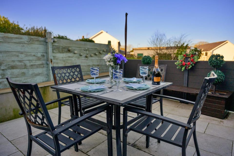 Patio, Day, Garden, Balcony/Terrace, Garden view
