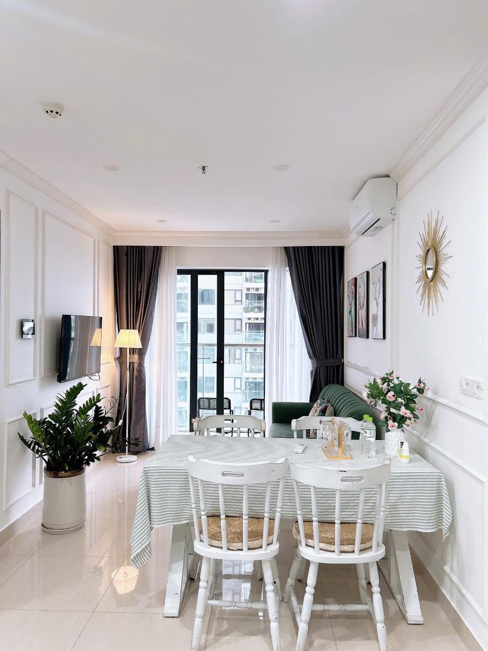Living room, Seating area, Dining area, air conditioner