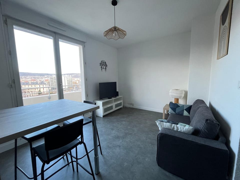 F2 neuf, centre ville, terrasse, WIFI, garage en option Apartment in Auvergne-Rhône-Alpes