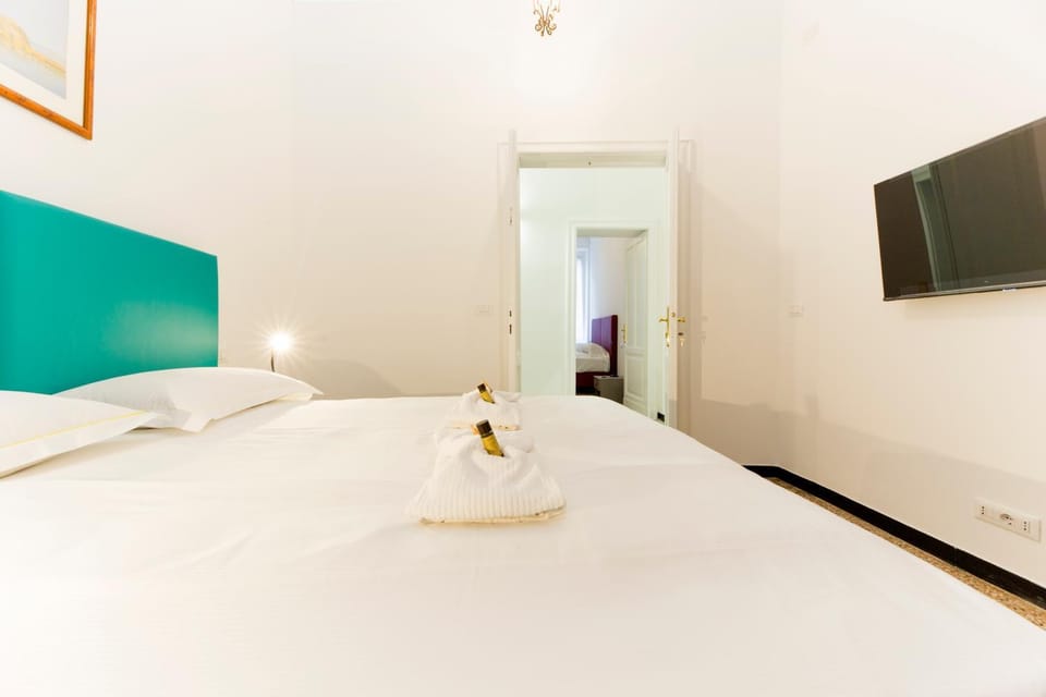 Bed, TV and multimedia, Bedroom