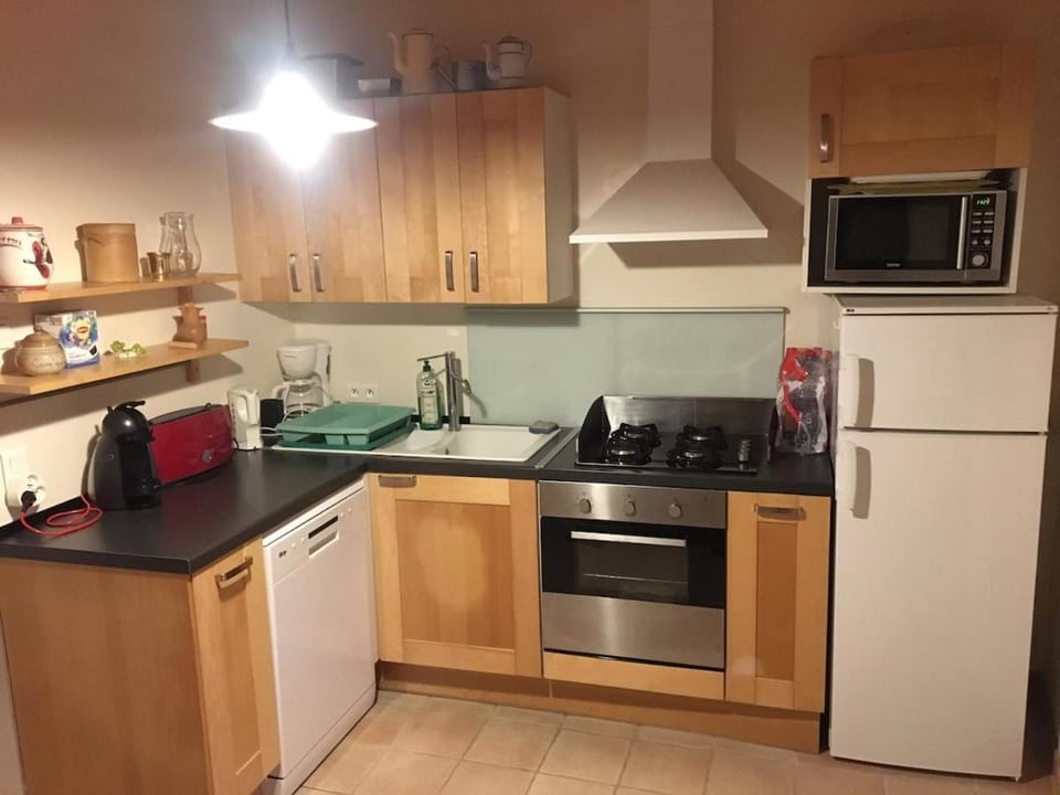 Coffee/tea facilities, dishwasher, oven, stove, toaster