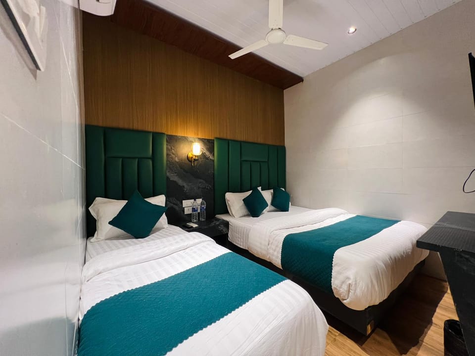 Bed, Photo of the whole room, Bedroom, air conditioner