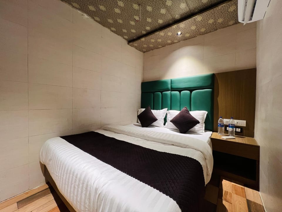 Bed, Photo of the whole room, Bedroom, air conditioner