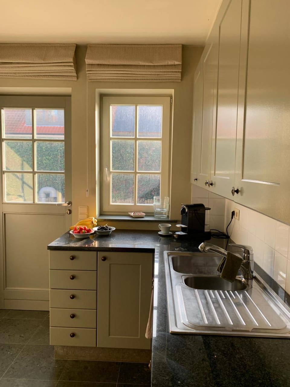 Coffee/tea facilities, Kitchen or kitchenette, Garden view
