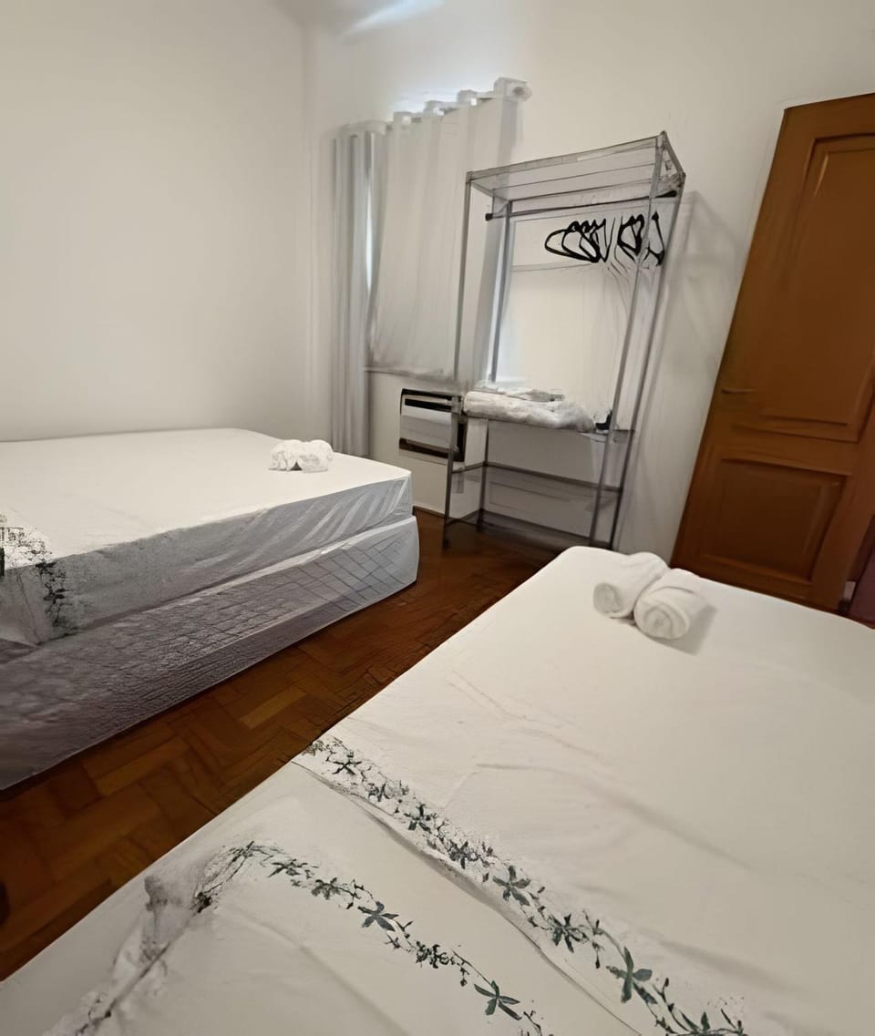 5 min Beach and Copacabana Palace large, 9 people Apartment in Rio de Janeiro