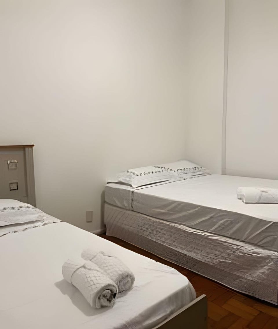 5 min Beach and Copacabana Palace large, 9 people Apartment in Rio de Janeiro