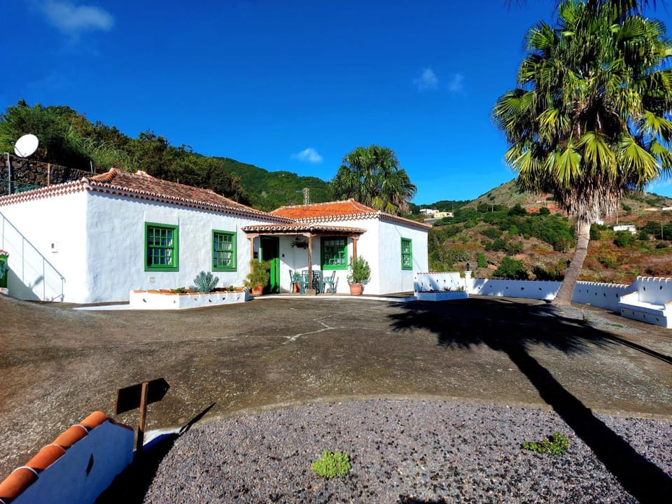 Property building, Day, Natural landscape, Mountain view