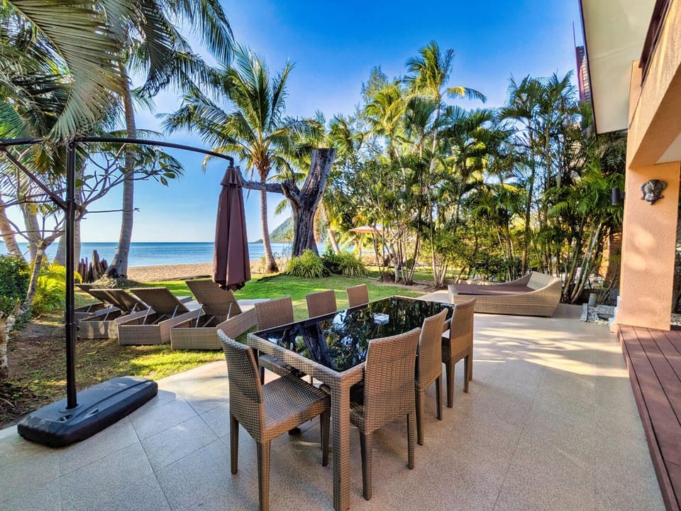 Patio, Day, Garden, Balcony/Terrace, Seating area, Dining area, Beach, Sea view