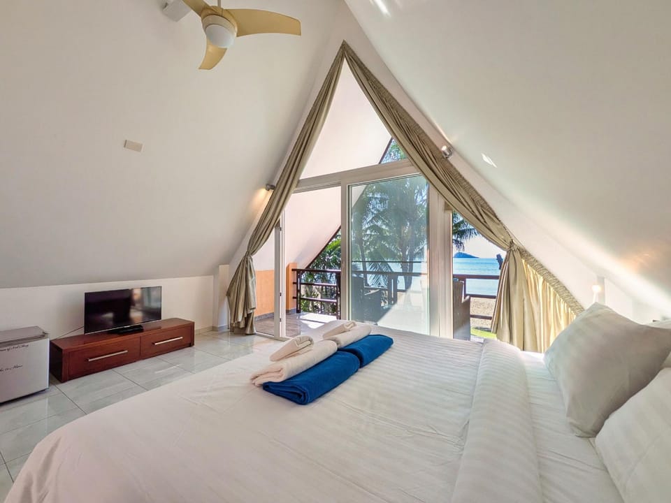 Bed, TV and multimedia, Bedroom, towels