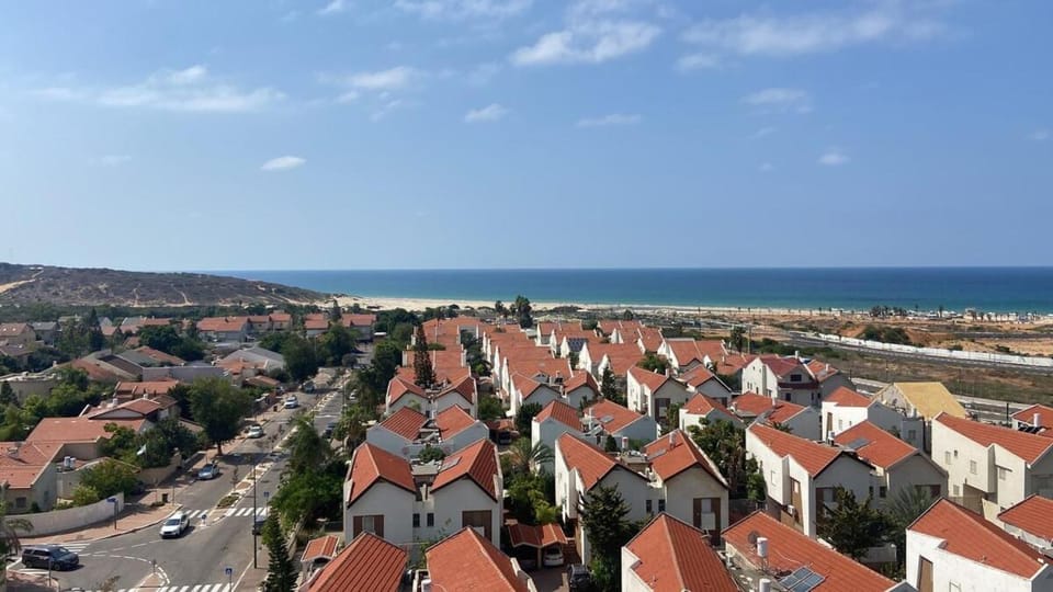 Spacious, Tranquil Sea View Apartment in Netanya
