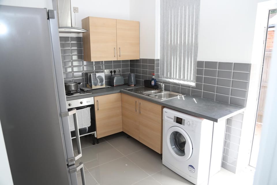 Kitchen or kitchenette, dishwasher, oven, toaster, washing machine