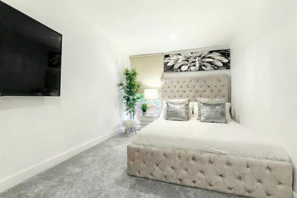 Communal lounge/ TV room, Bed, TV and multimedia, Living room, Photo of the whole room, Seating area, Evening entertainment, Bedroom