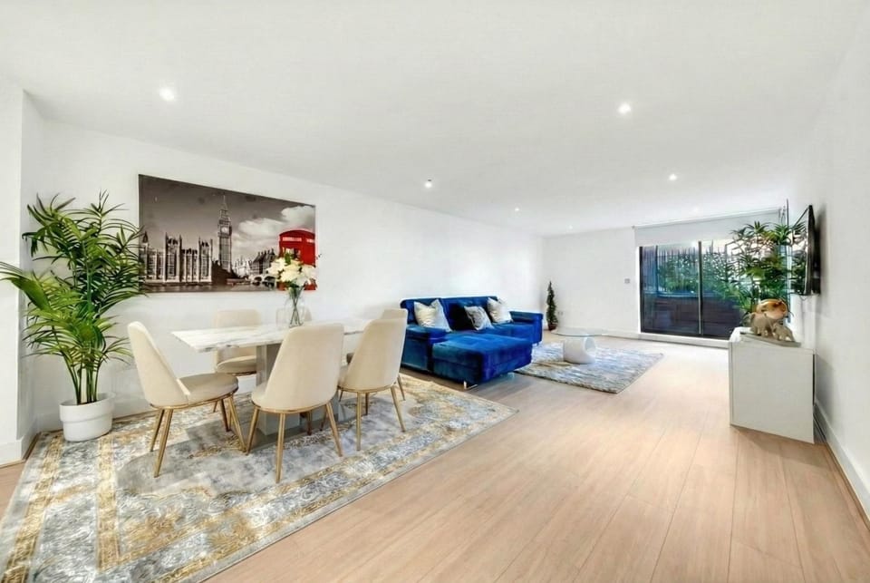 Bed, TV and multimedia, Living room, Photo of the whole room, Seating area, Dining area, Bedroom