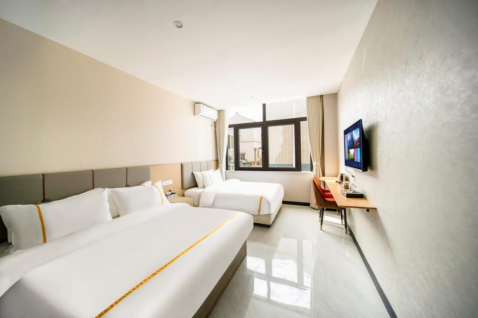 Bed, TV and multimedia, Living room, Photo of the whole room, Seating area, Evening entertainment, Bedroom