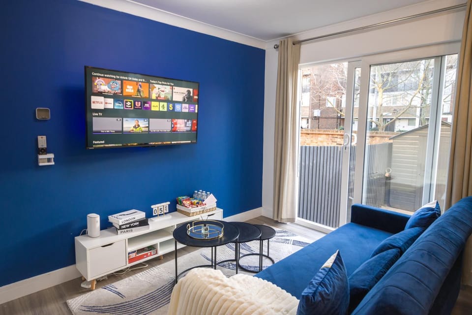 Communal lounge/ TV room, Garden, TV and multimedia, Decorative detail, Seating area, Garden view, internet