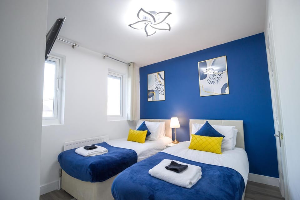 Bed, Bedroom, towels