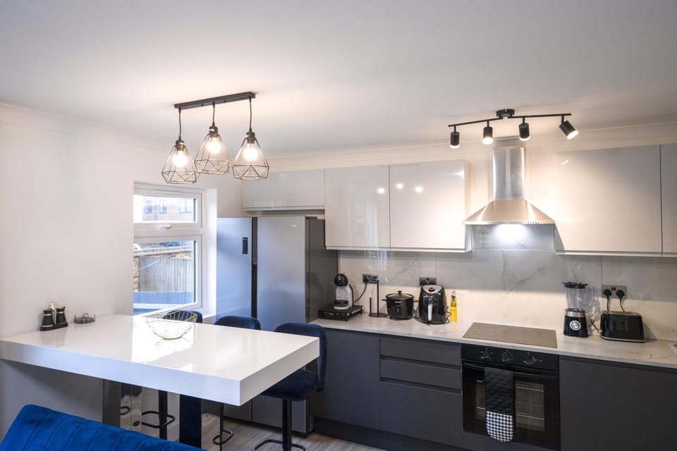 Coffee/tea facilities, Dining area, oven, stove, kitchen