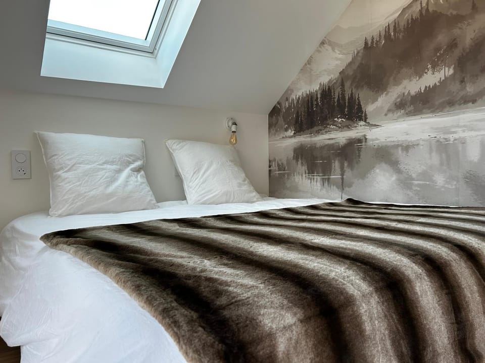 Bed, Photo of the whole room, Bedroom