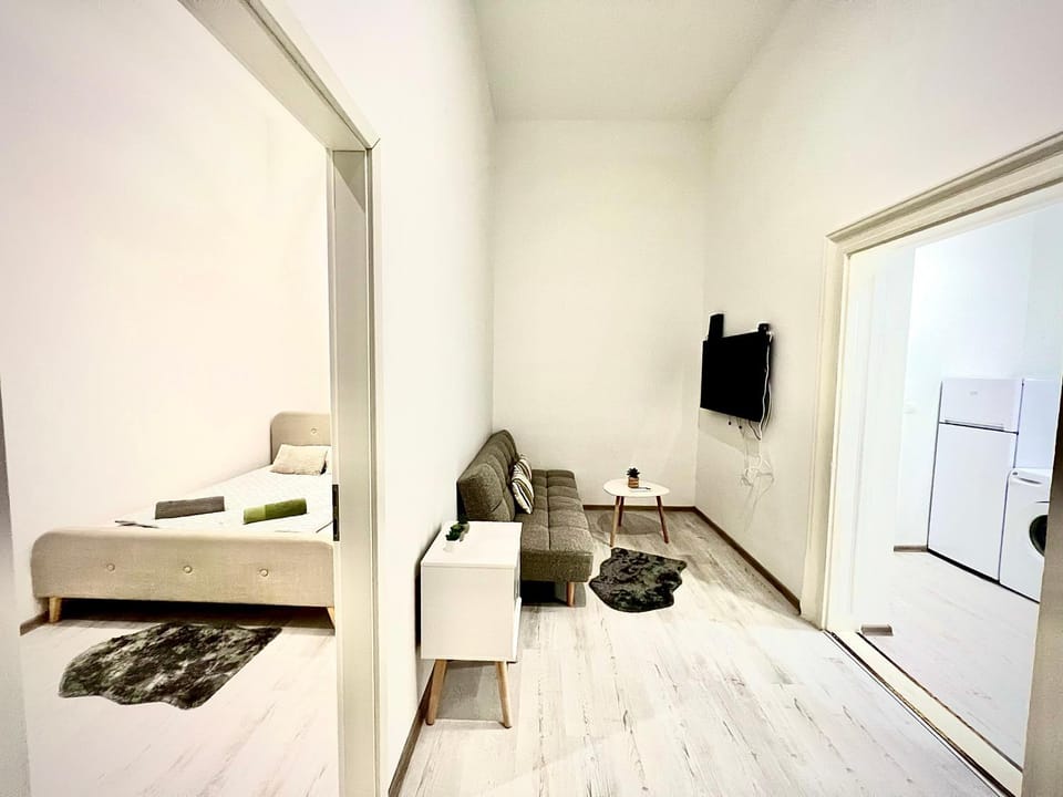 TV and multimedia, Seating area, Bedroom