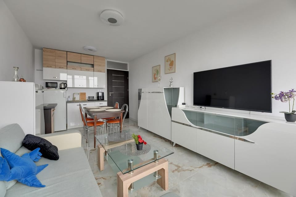 TV and multimedia, Kitchen or kitchenette, Living room