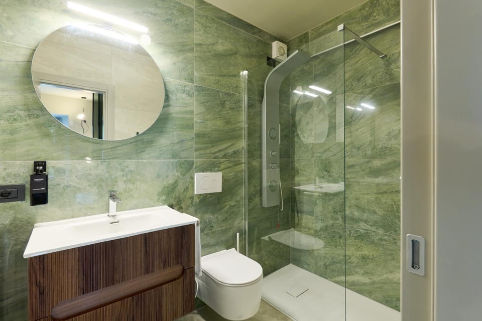 Shower, Toilet, Bathroom, towels