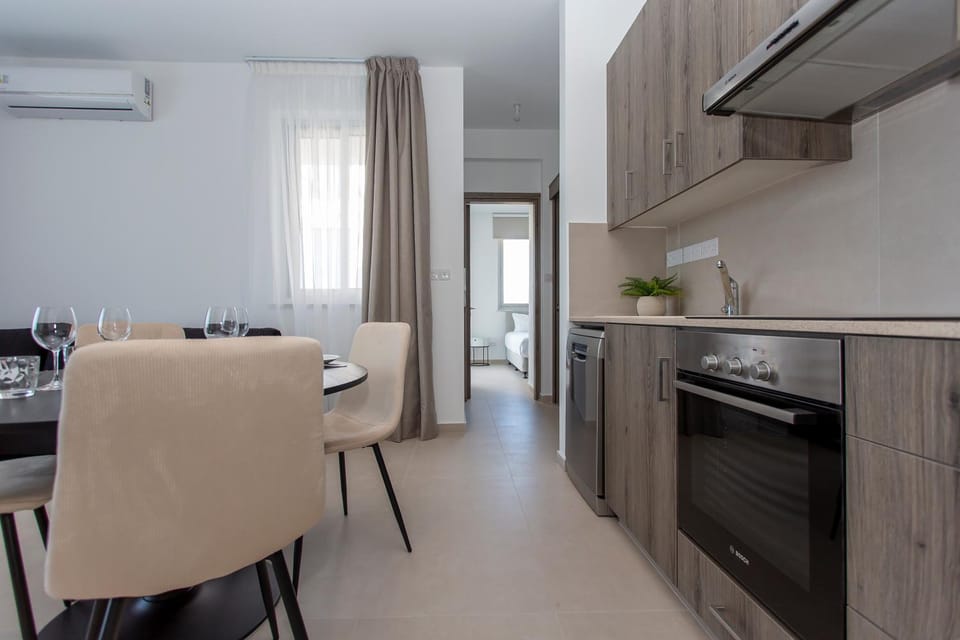 Kitchen or kitchenette, Dining area, oven, stove