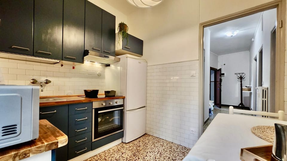 Kitchen or kitchenette, oven