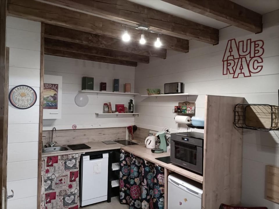 Coffee/tea facilities, dishwasher, oven, stove, toaster, kitchen