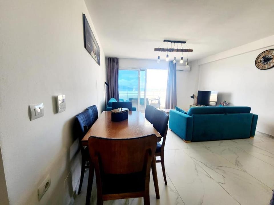 TV and multimedia, Living room, Seating area, Dining area, air conditioner