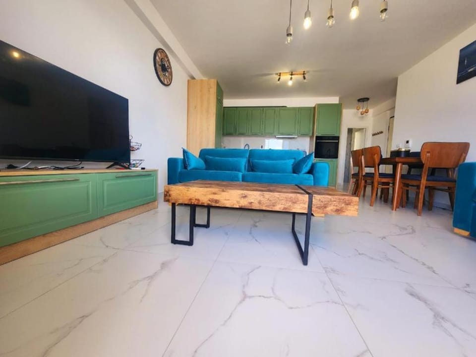 TV and multimedia, Kitchen or kitchenette, Living room, Seating area, Dining area