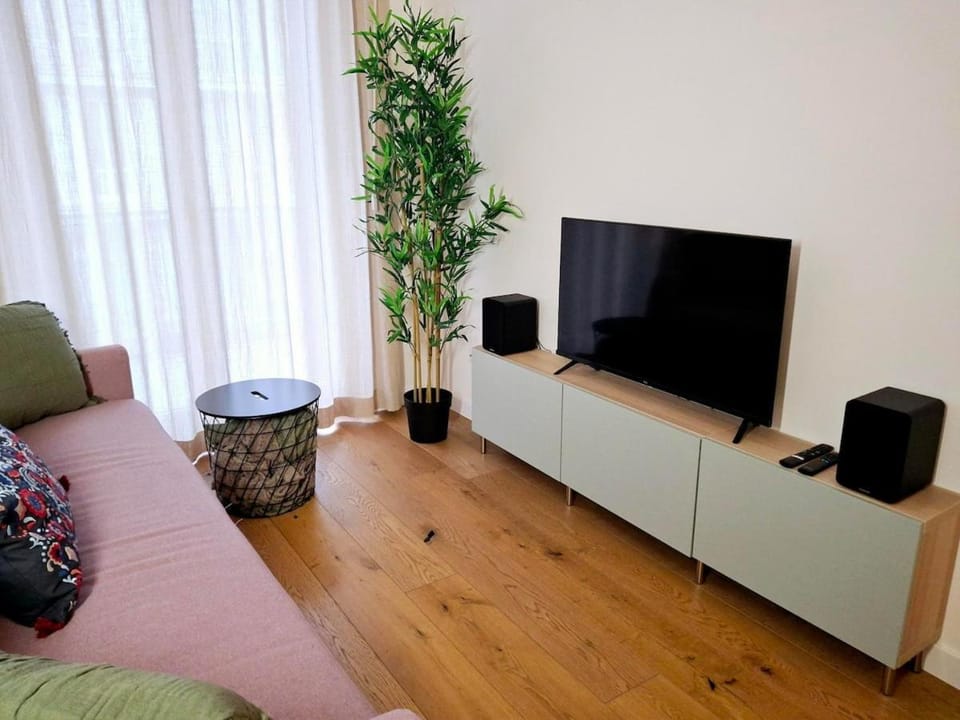 Communal lounge/ TV room, TV and multimedia, Living room, Seating area, Evening entertainment