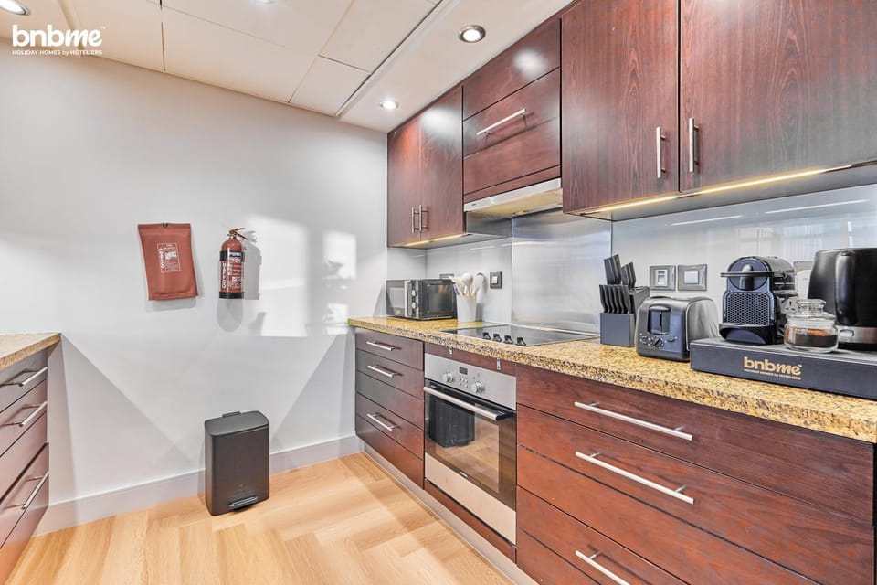 Coffee/tea facilities, Kitchen or kitchenette, dishwasher, oven, stove, toaster