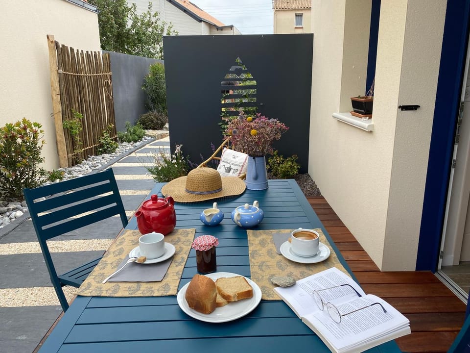 Patio, Continental breakfast