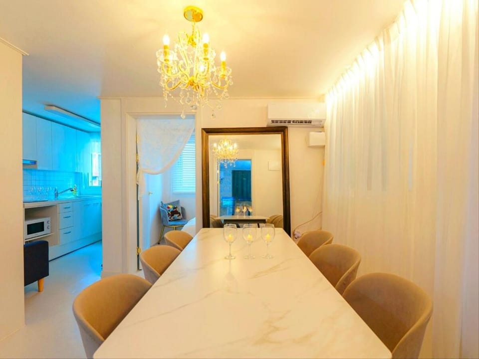 Hongdae 5 minutes, park view, 8-person family, free parking, luggage storage, early check-in, late check-out, infant welcome, dryer and bidet Apartment in Seoul