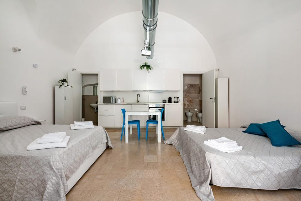 Bed, Kitchen or kitchenette, Photo of the whole room, Decorative detail, Seating area, Bedroom, locker, towels, kitchen