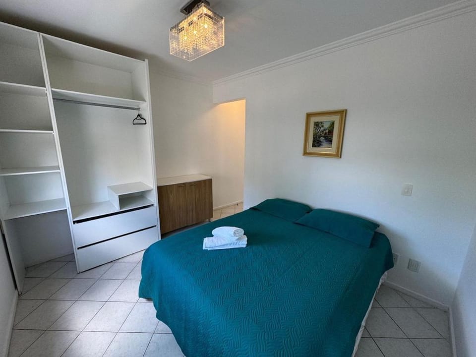 Apto amplo em Jurerê com piscina e próximo a praia Apartment in Florianopolis
